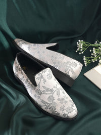 House of Pataudi Men Embroidered Casual Slip On Mojaris