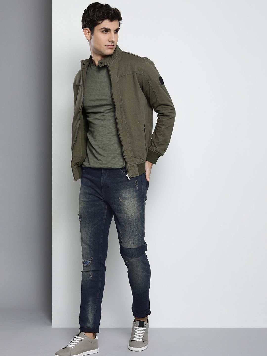 The Indian Garage Co Men Slim Fit Low Distress Light Fade Stretchable Jeans