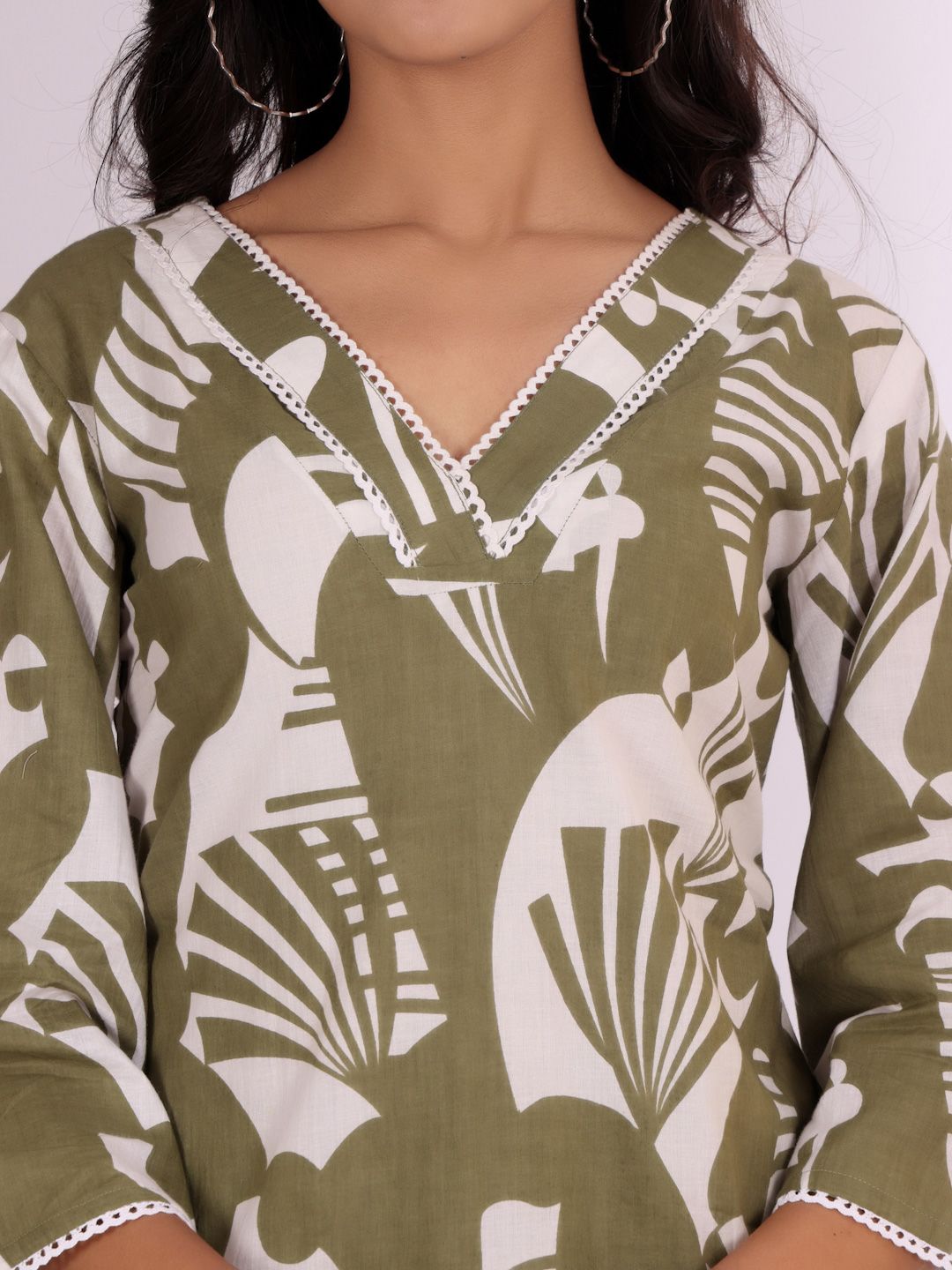 Varanga Floral Printed V-Neck Straight Kurta With Trousers