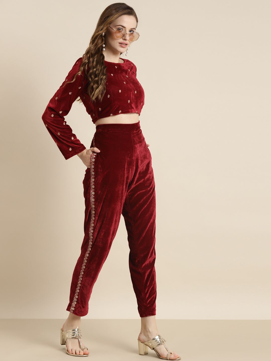 Shae by SASSAFRAS Maroon & Gold-Toned Embroidered Velvet Regular Crop Top