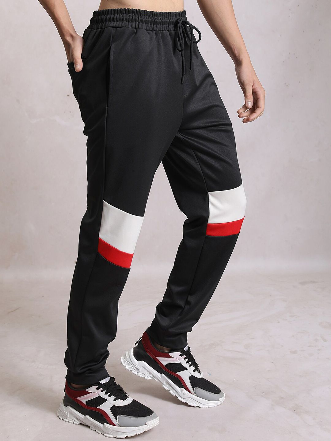 HIGHLANDER Men Colorblocked Mid-Rise Joggers Trousers
