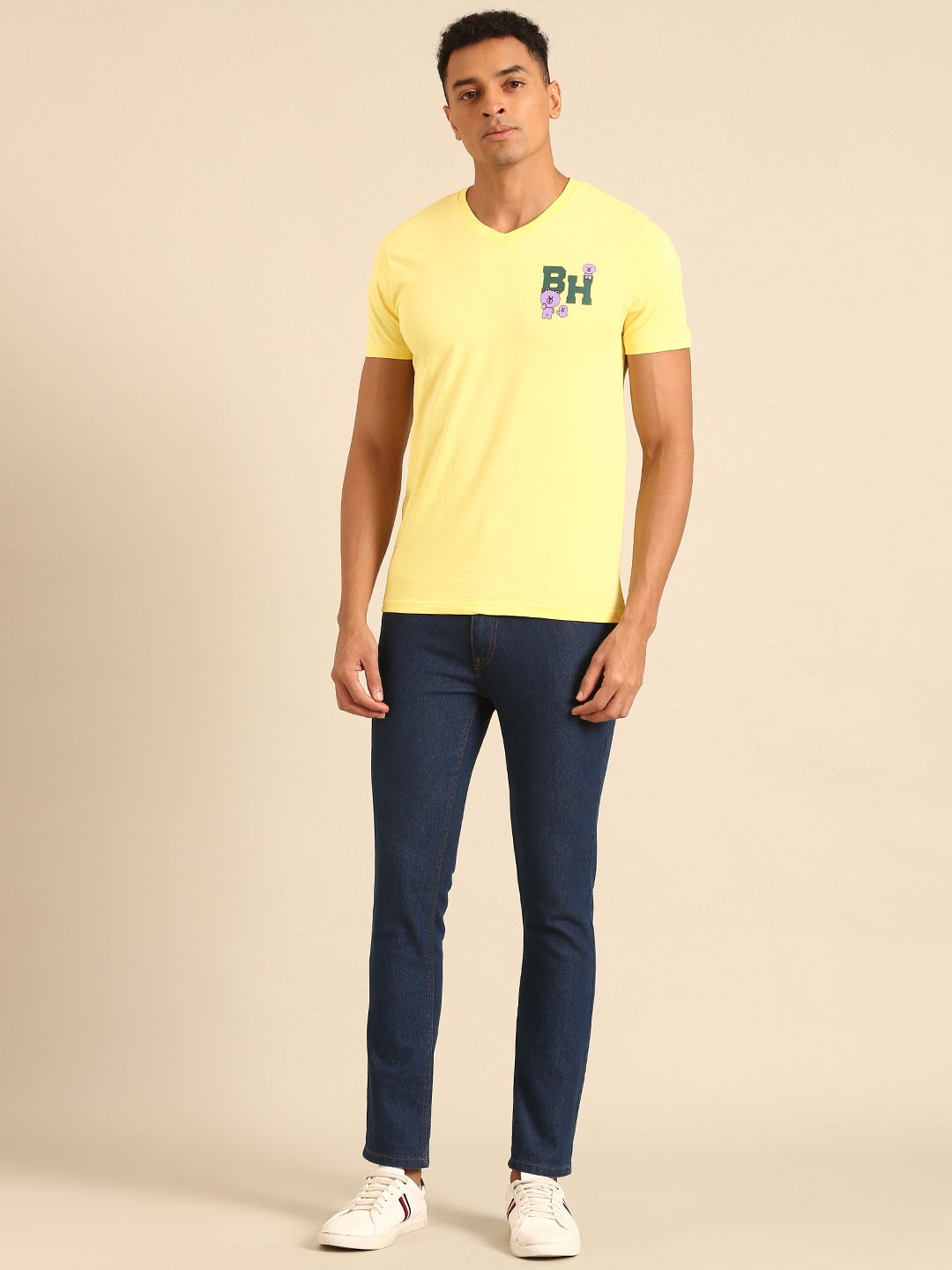 Menjadi T-shirt kapas V-neck manusia dengan cetakan yang minimum
