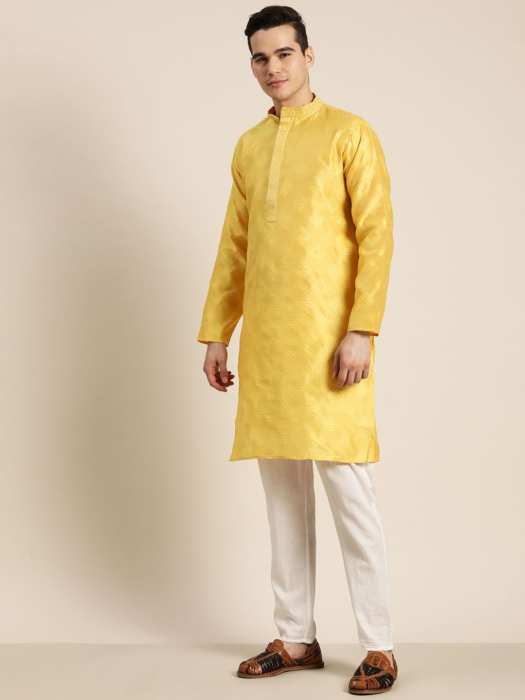 SOJANYA Dihiasi Kurta