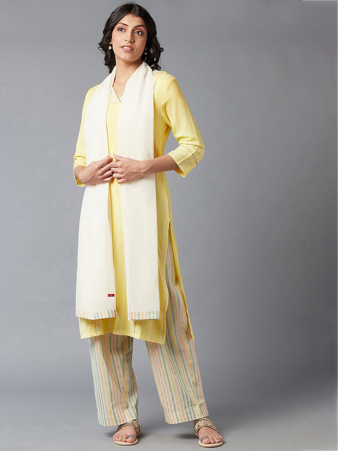 W Women Geometric Print Kurta With Parallel Pant & Dupatta
