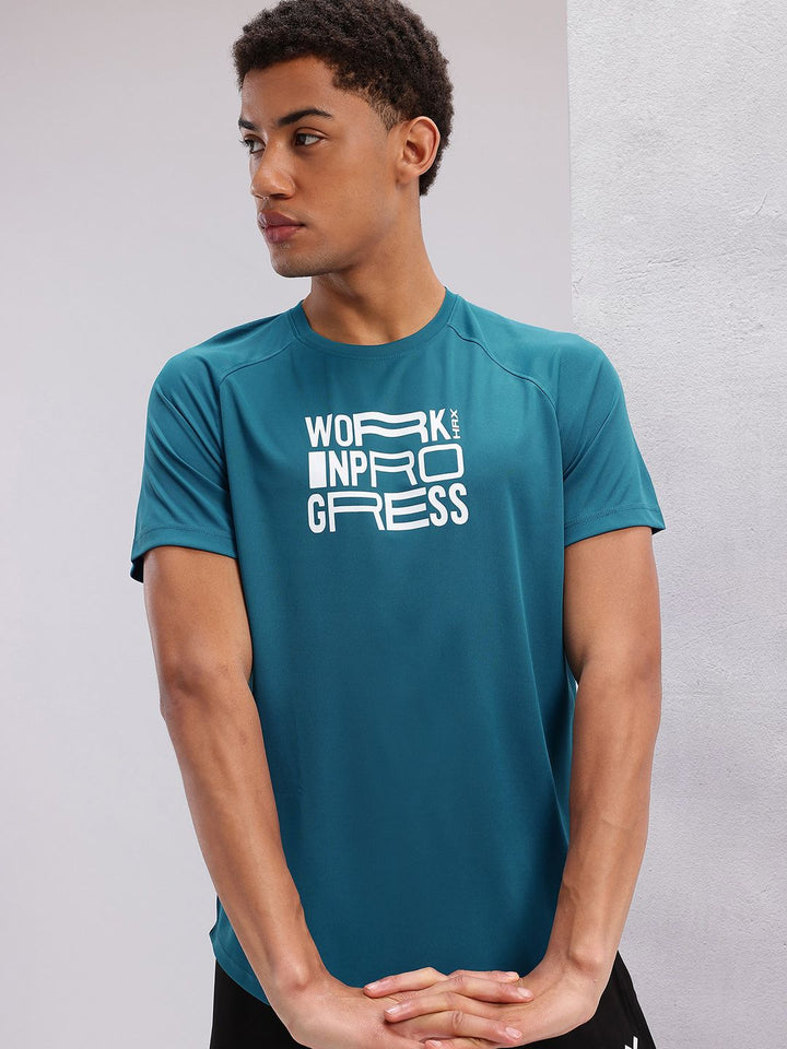 HRX oleh Hrithik Roshan Typography Print T-Shirt Latihan Rapid-Dry
