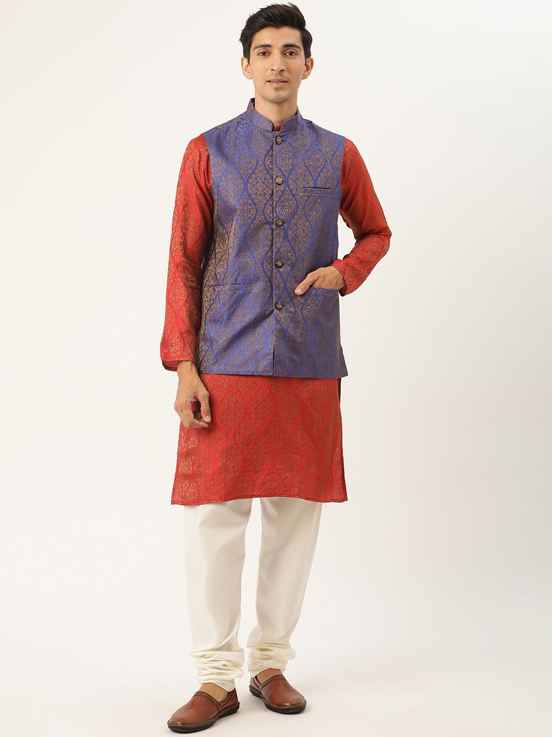 SOJANYA Lelaki Motif Etnik Merah Kurta Sutera Jacquard dengan Jaket Churidar & Nehru