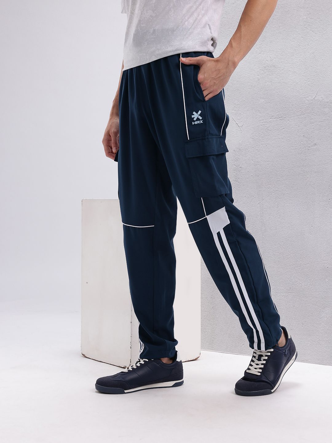 HRX by Hrithik Roshan Men Lifestyle Contrast Piping Detail Cargo-Style Track pants
