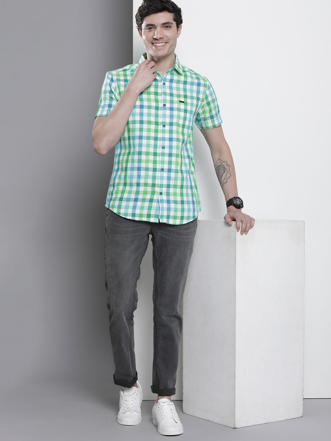 The Indian Garage Co Men Slim Fit Opaque Checked Casual Shirt
