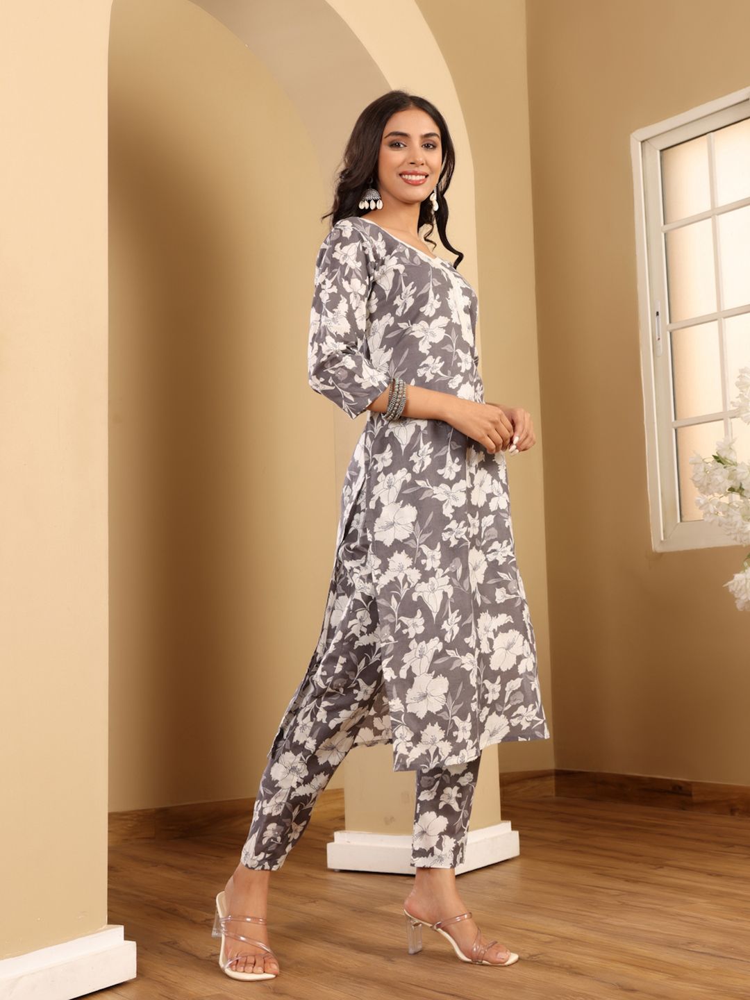 Varanga Floral Printed V-Neck Straight Kurta With Trousers