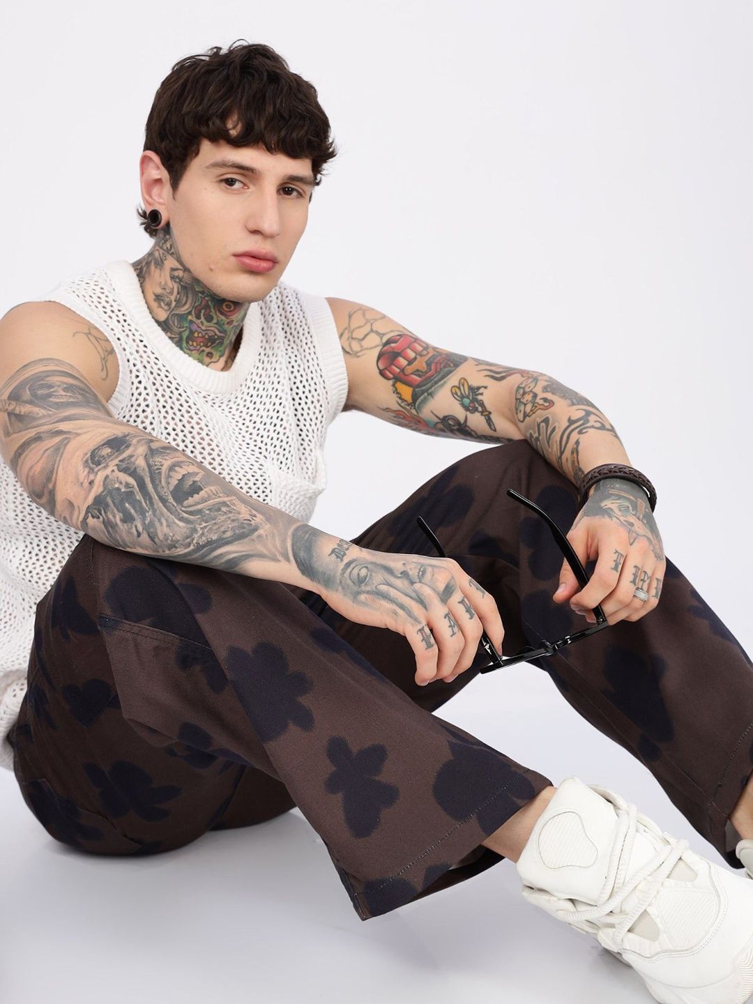 Eszett Men Floral Printed Baggy Fit Cargos Trousers