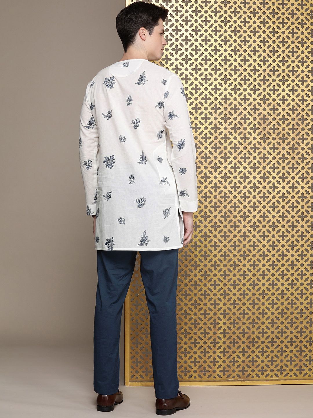 House of Pataudi Men Floral Printed Regular Pure Cotton Jashn Kurta with Trousers