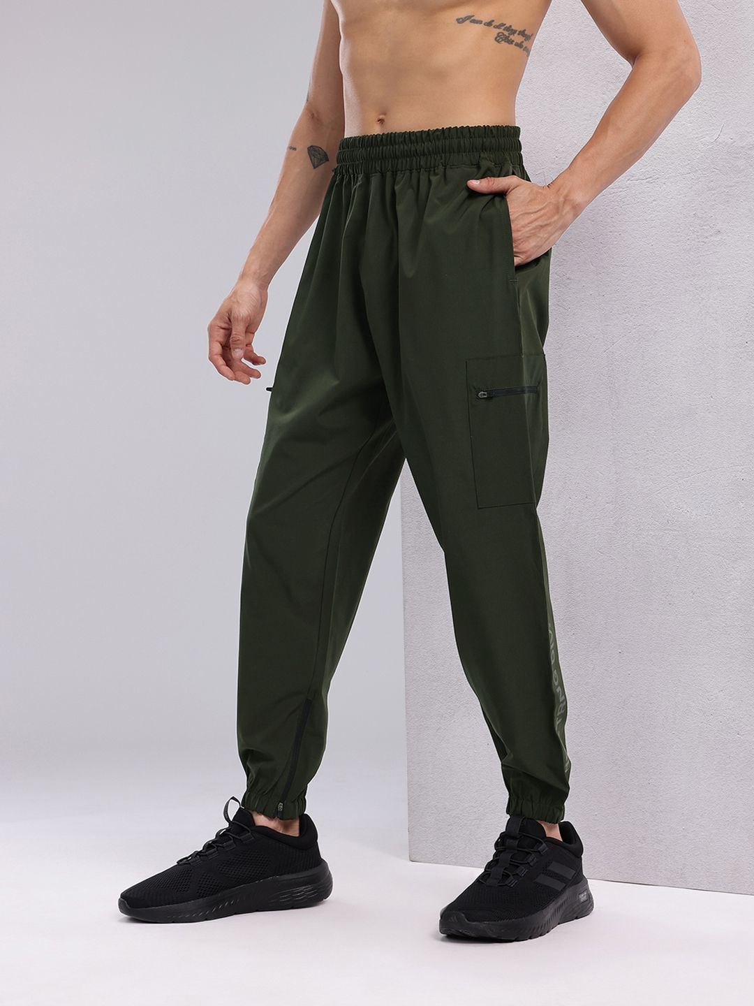 HRX by Hrithik Roshan Men Brand Logo Print Mid-Rise Rapid-Dry Training Cargo-Style Joggers