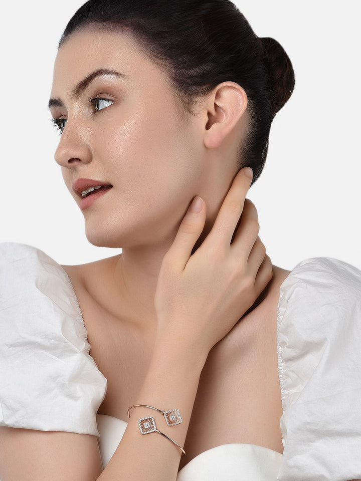 Set Wanita Zaveri Pearls 2 Gelang Kada Loyang Mawar Emas Cubic Zirconia