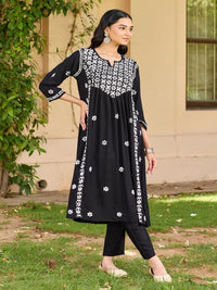 Rumah Wanita Chikankari Kurta Bersulam Chikankari Rayon Hitam