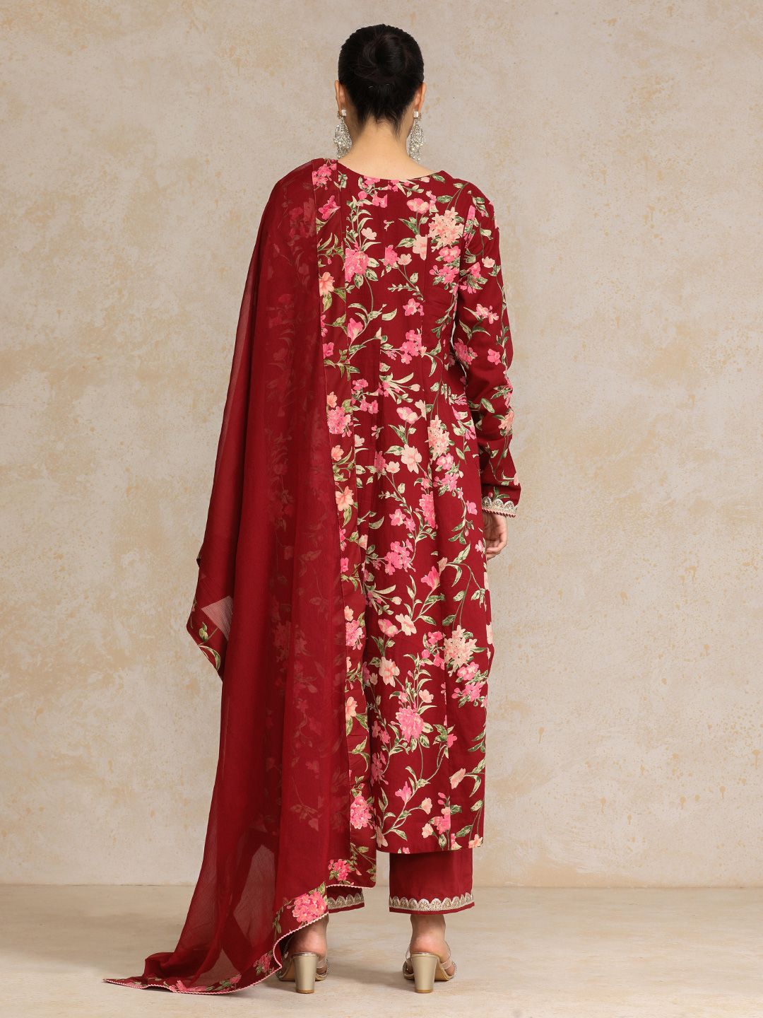Varanga Women Floral Printed Regular Beads and Stones Pure Cotton Kurta with Trousers & With Dupatta