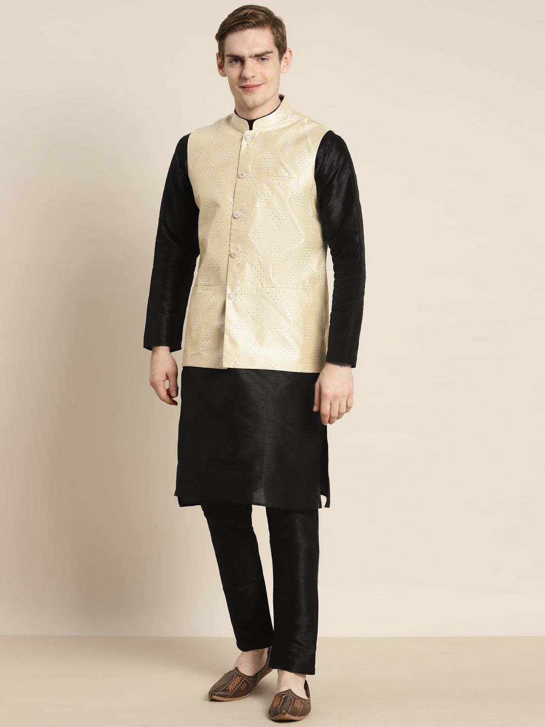 SOJANYA Men Solid Kurta with Churidar