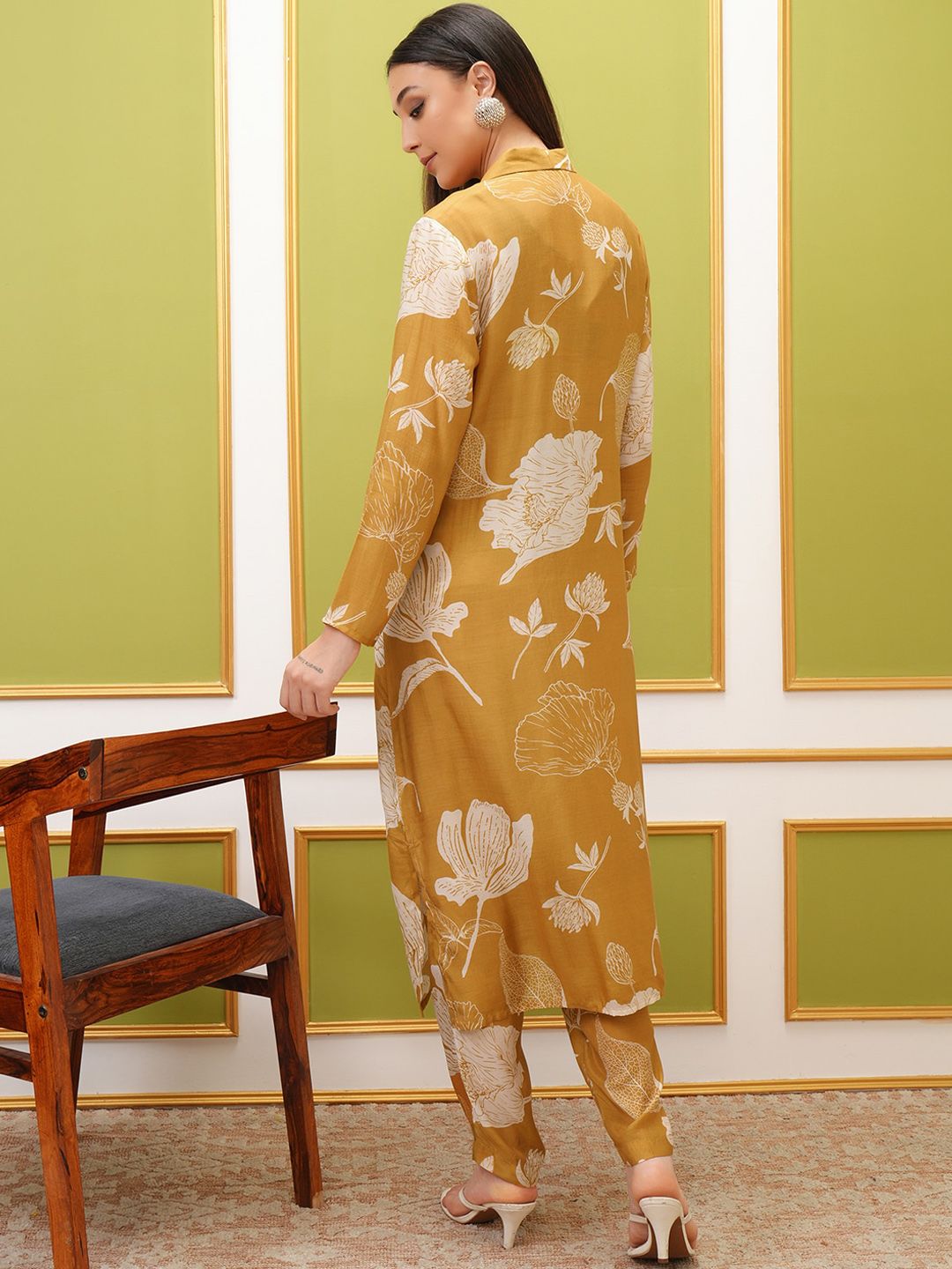 Vishudh Floral Printed Shawl Collar Straight Kurta with Trousers