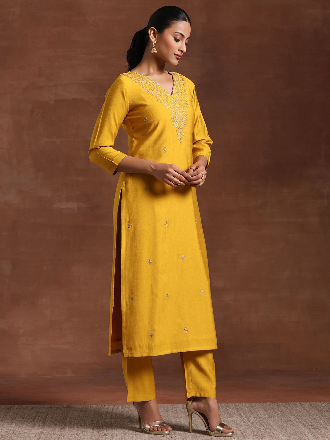 Libas Ethnic Motifs Embroidered V-Neck Three-Quarter Sleeves Kurta Set