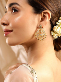 Rubans 22K Gold-Plated Emerald & Cubic Zirconia Studded Chandbali Anting-anting dengan Manik Emas