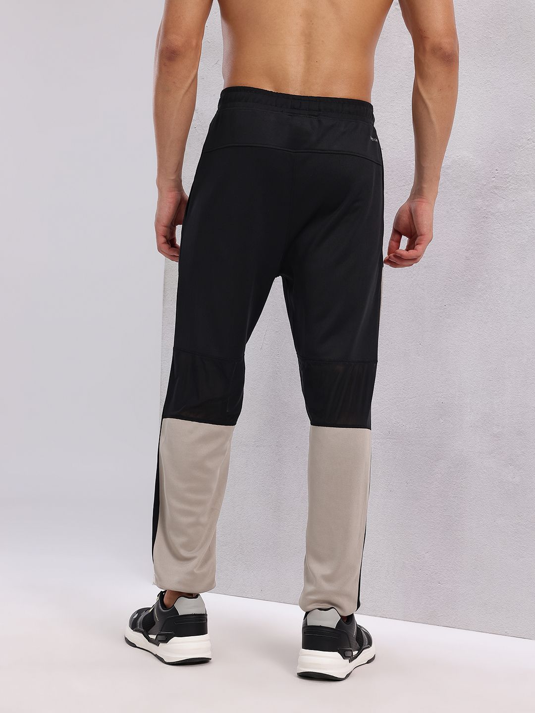 HRX by Hrithik Roshan Men Colourblocked Mid-Rise Rapid-Dry Regular Fit Running Joggers
