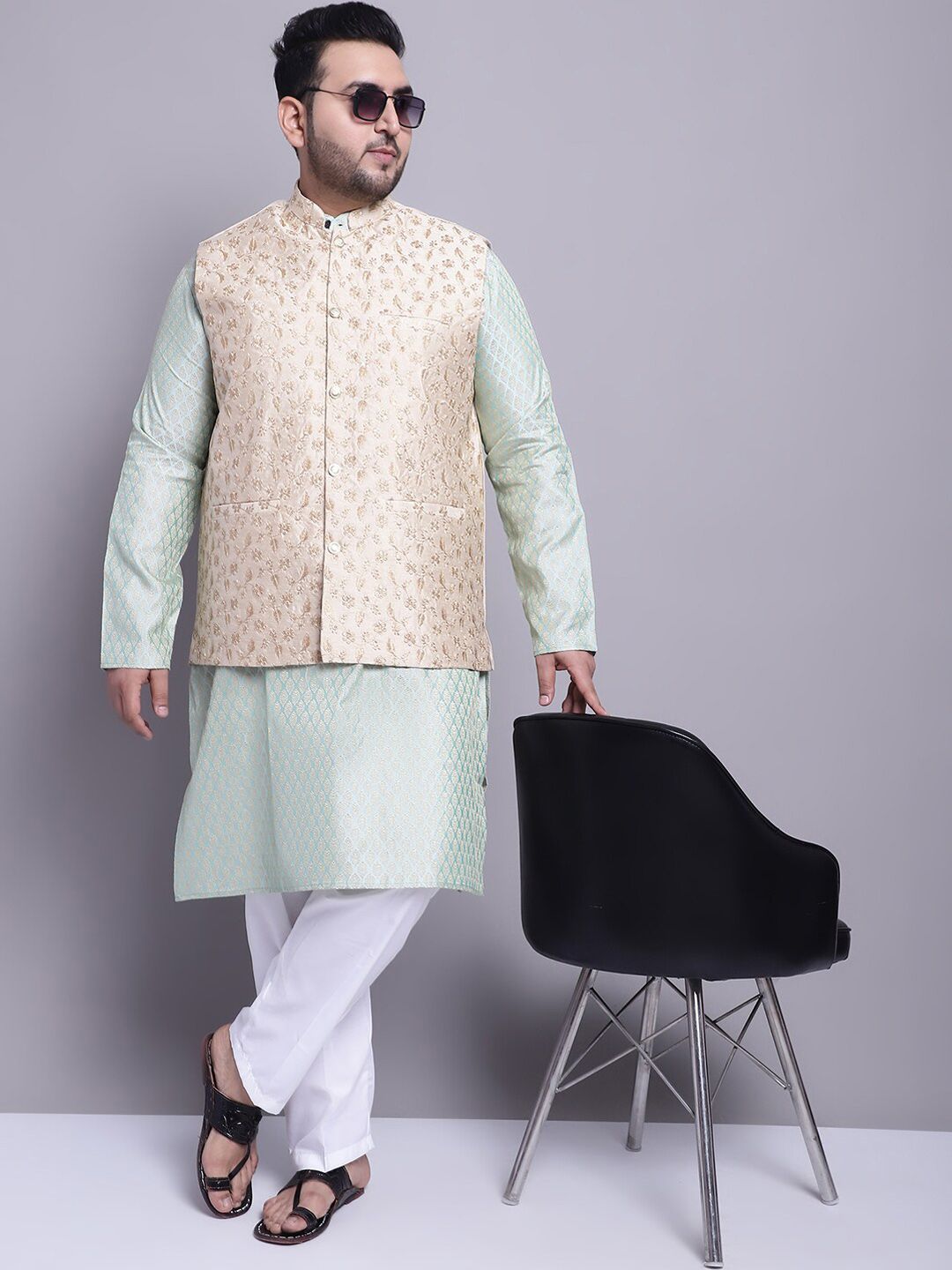 SOJANYA PLUS Plus Size Woven Design Kurta With Pyjamas & Floral Emboidered Nehru Jacket