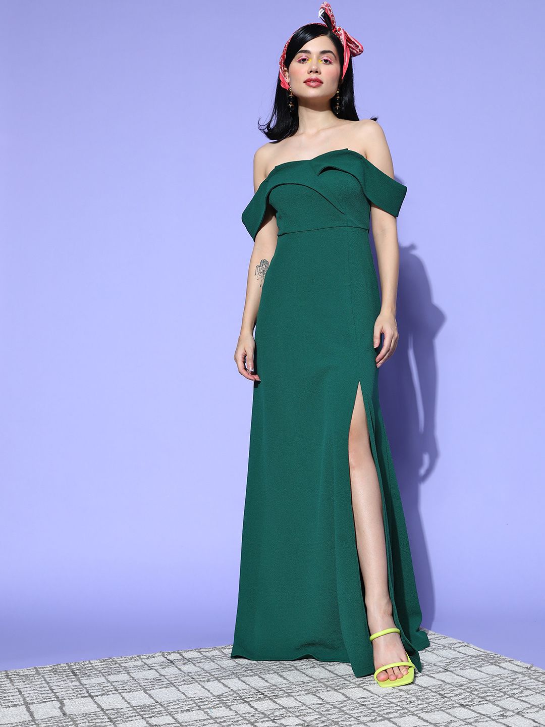 Berrylush Women Gorgeous Green Solid Elevated Gown