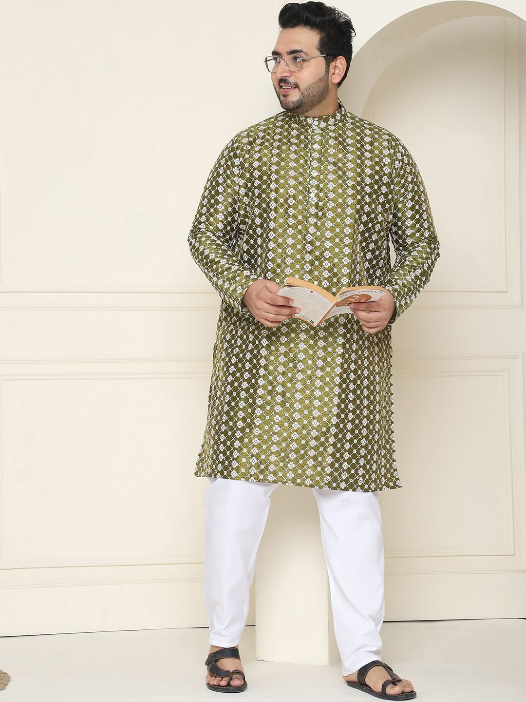 SOJANYA PLUS Floral Embroidered Thread Work Silk Cotton Straight Kurta with Pyjamas