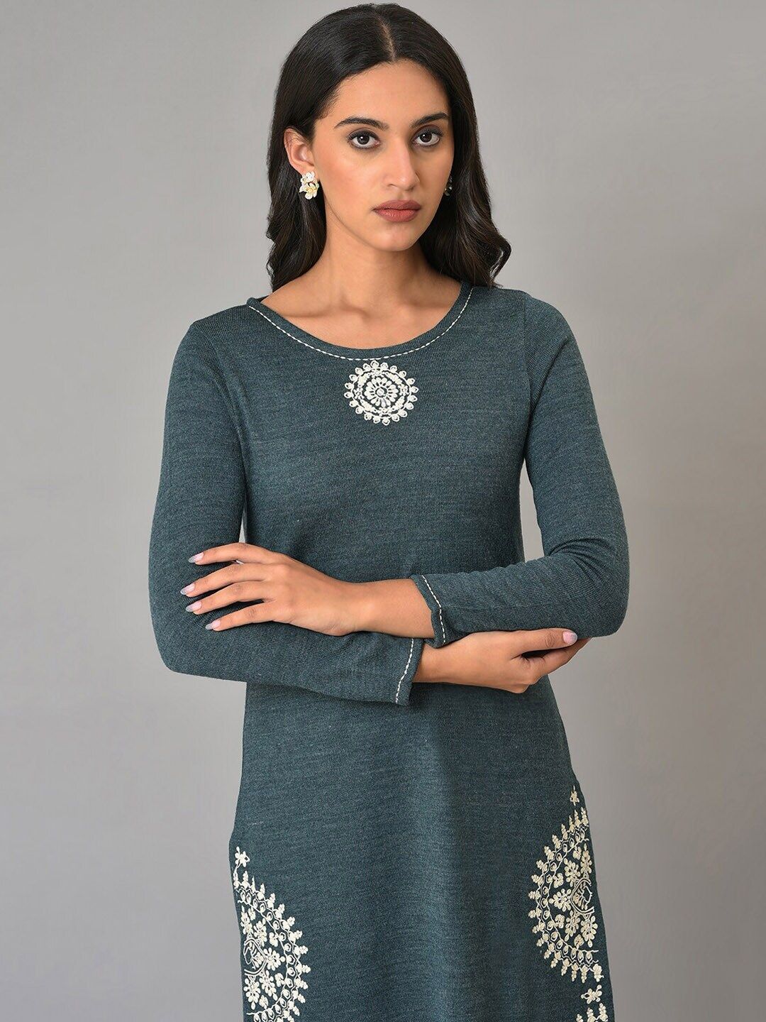 W Thread Work Round Neck Acrylic Straight Kurta