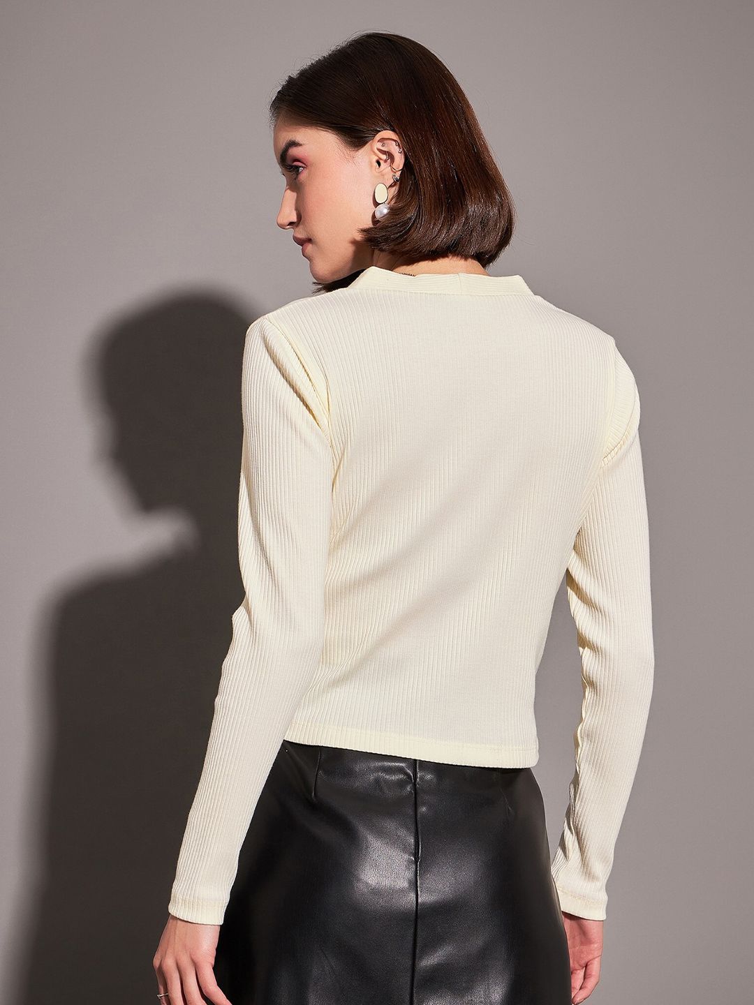 SASSAFRAS Off-White V-Neck Long Sleeves Crop Top