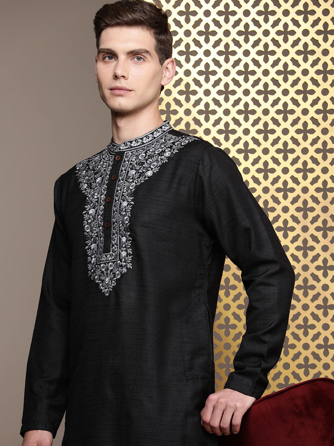 House of Pataudi Men Jashn Floral Embroidered Thread Work Kurta With Trousers