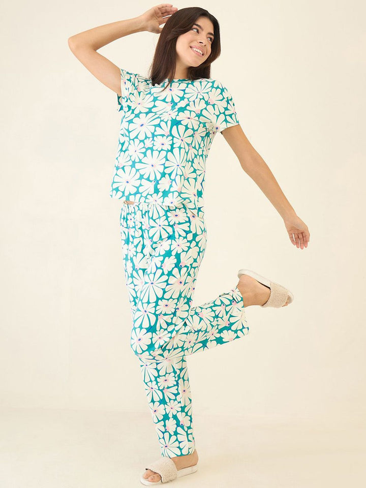 Sweet Dreams Women Printed Top & Pyjamas Night suit
