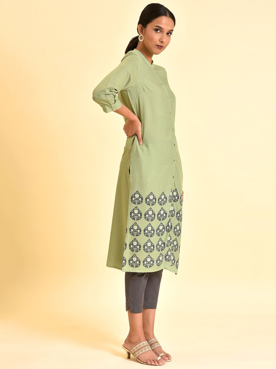 W Ethnic Motifs Printed Mandarin Collar Puffed Sleeves Straight Kurta With Trousers