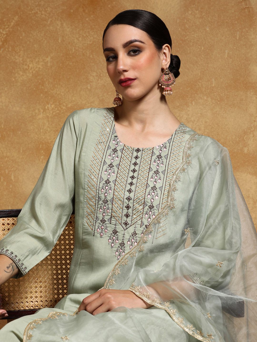 Varanga Women Floral Embroidered Regular Thread Work Kurta with Trousers & With Dupatta