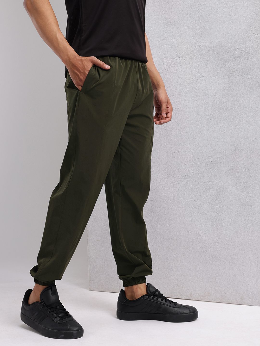 HRX by Hrithik Roshan Men Front Seam Mid-Rise Regular Fit Lifestyle Joggers