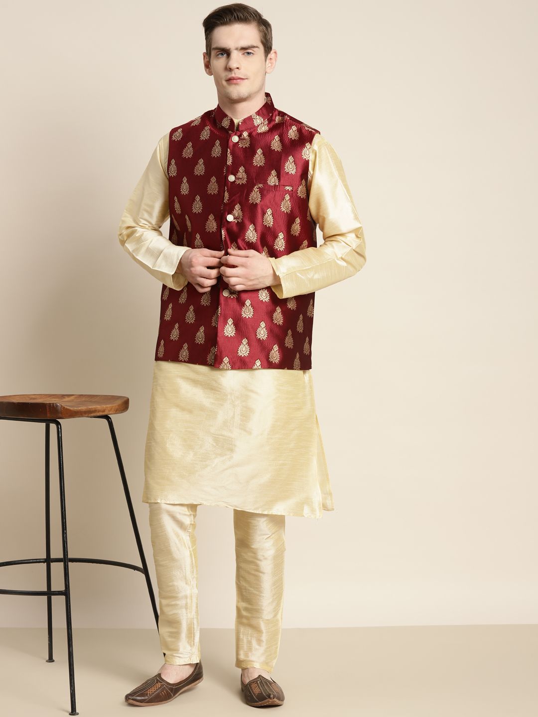 SOJANYA Kurta Motif Etnik Berwarna Emas Lelaki dengan Churidar