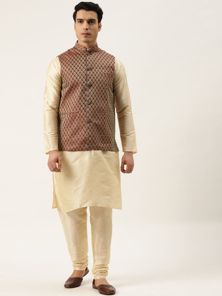 SOJANYA Men Cream Kurta dengan Jaket Churidar & Nehru