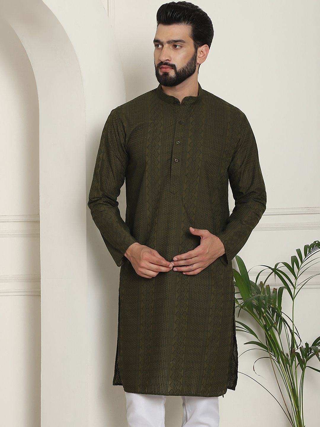 SOJANYA Geometric Embroidered Thread Work Mandarin Collar Pure Cotton Straight Kurta