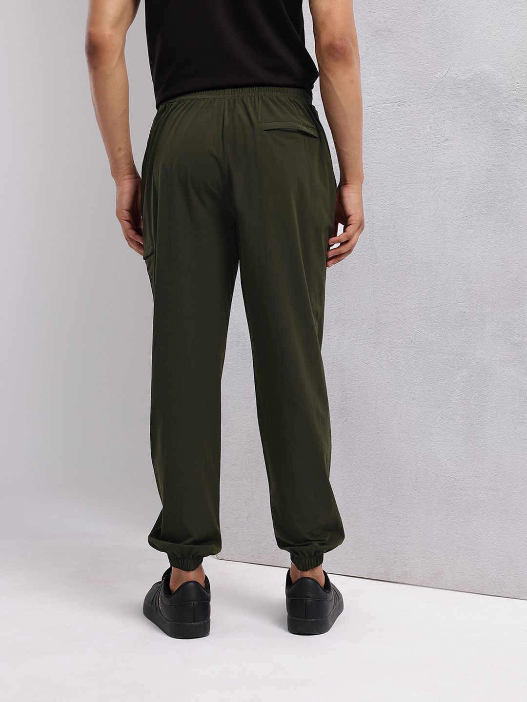 HRX by Hrithik Roshan Men Front Seam Mid-Rise Regular Fit Lifestyle Joggers