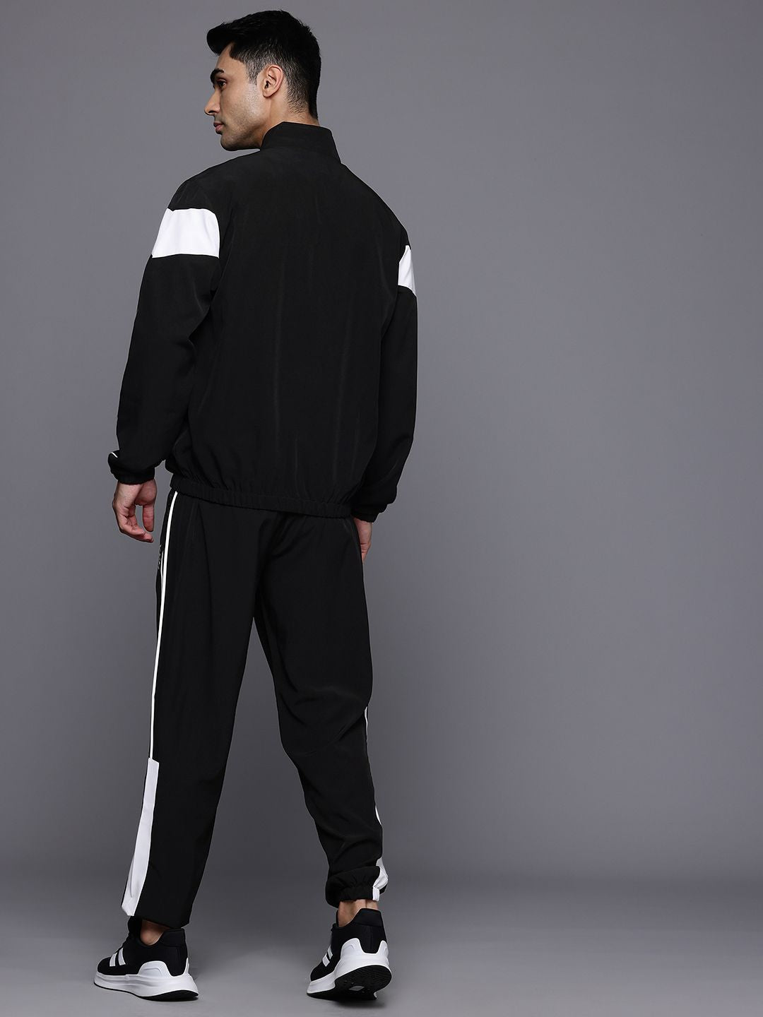 Hrx oleh Hrithik Roshan Colourblocked Logo Brand Dicetak Rapid-Dry Running Tracksuit