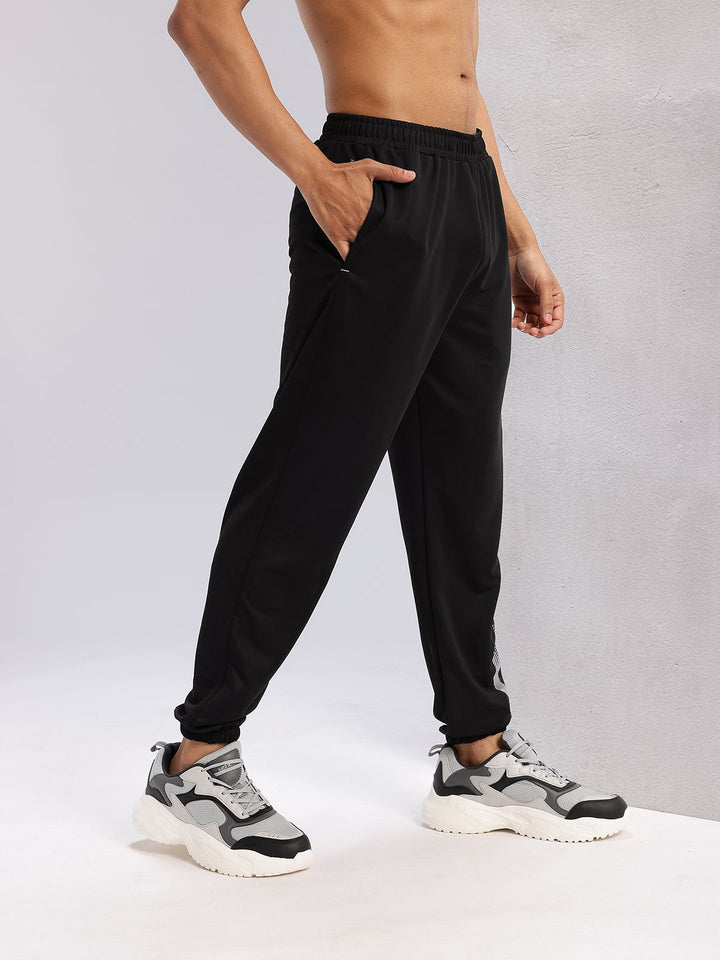 HRX oleh Hrithik Roshan Men Brand Logo Cetak Perincian Mid-Rise Rapid-Dry Joggers