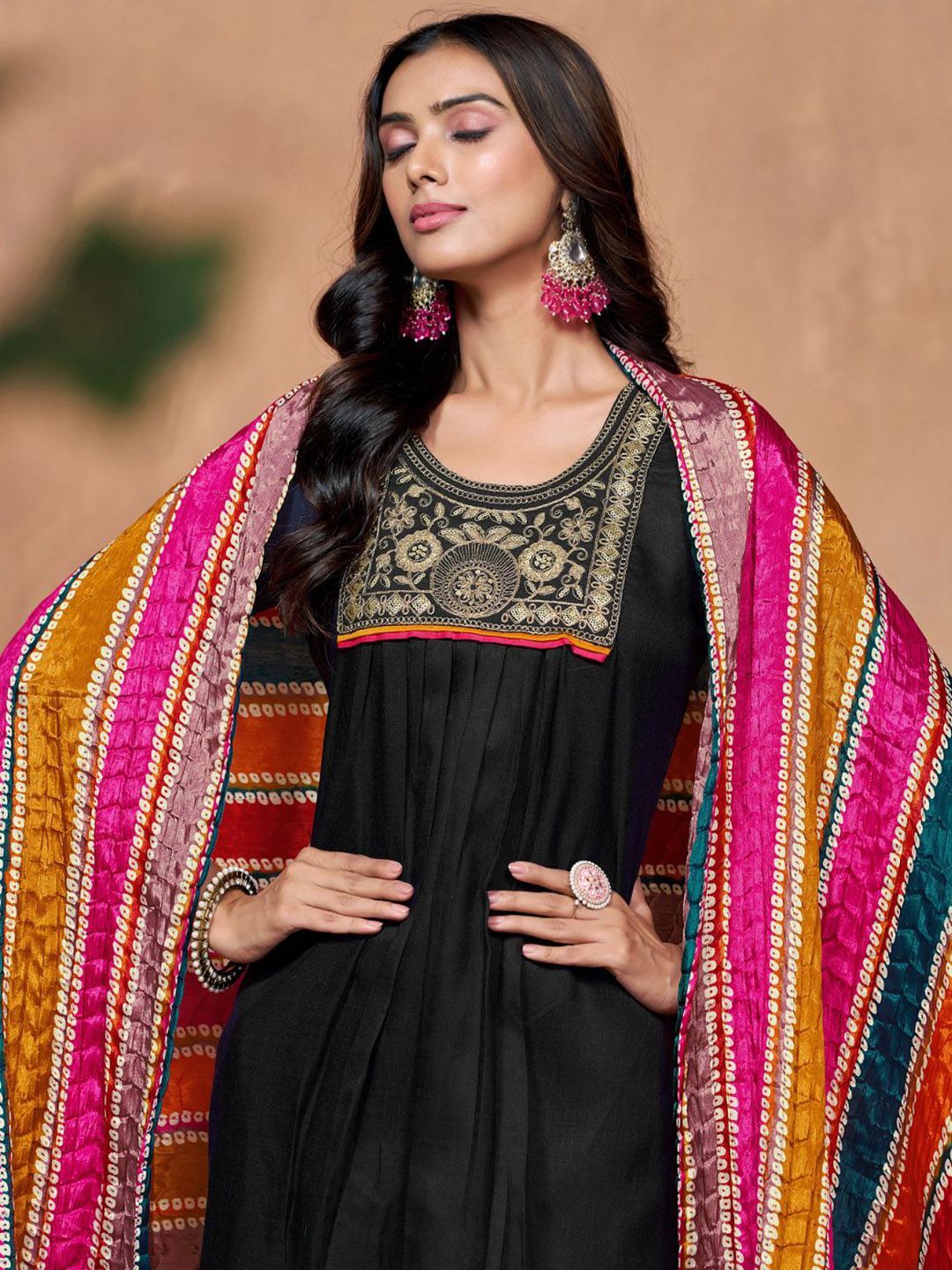Kalini Reka Bentuk Kukus Floral Sequinned Lurus Kurta dengan Salwar & Dupatta