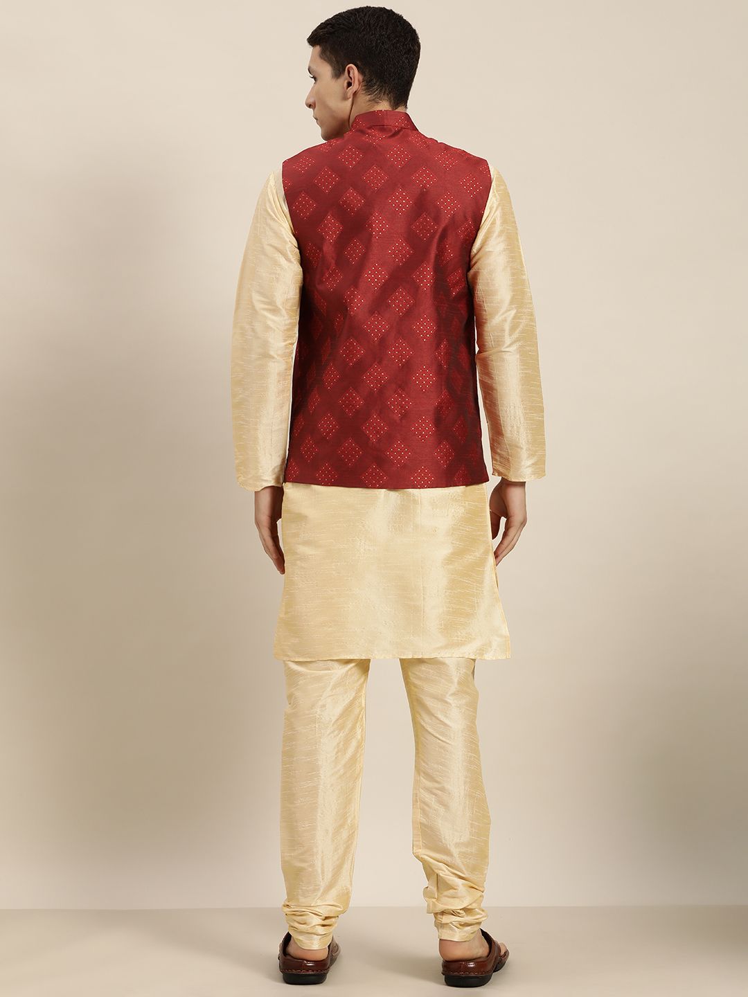 SOJANYA Kurta Berwarna Emas Lelaki dengan Churidar dengan Jaket Nehru