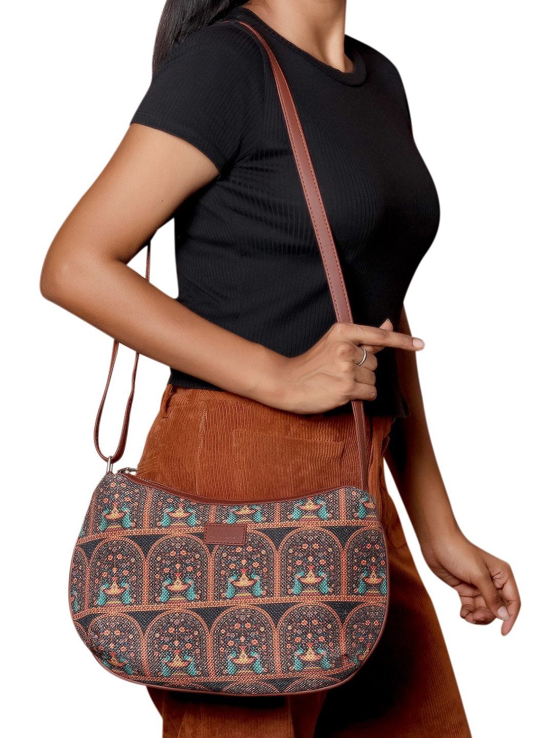 Motif etnik beraneka warna zouk beg sling separuh bulan