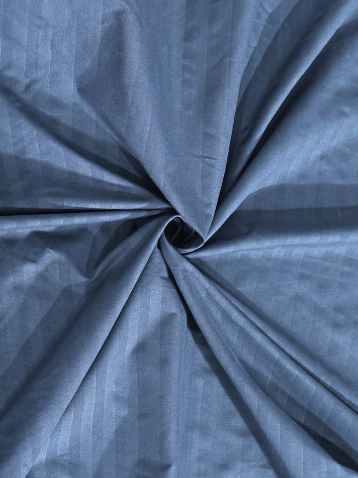 KLOTTHE Biru Pejal Berjalur Flat 300 TC Cadar Katil King dengan 2 Sarung Bantal-250 x 225 cm