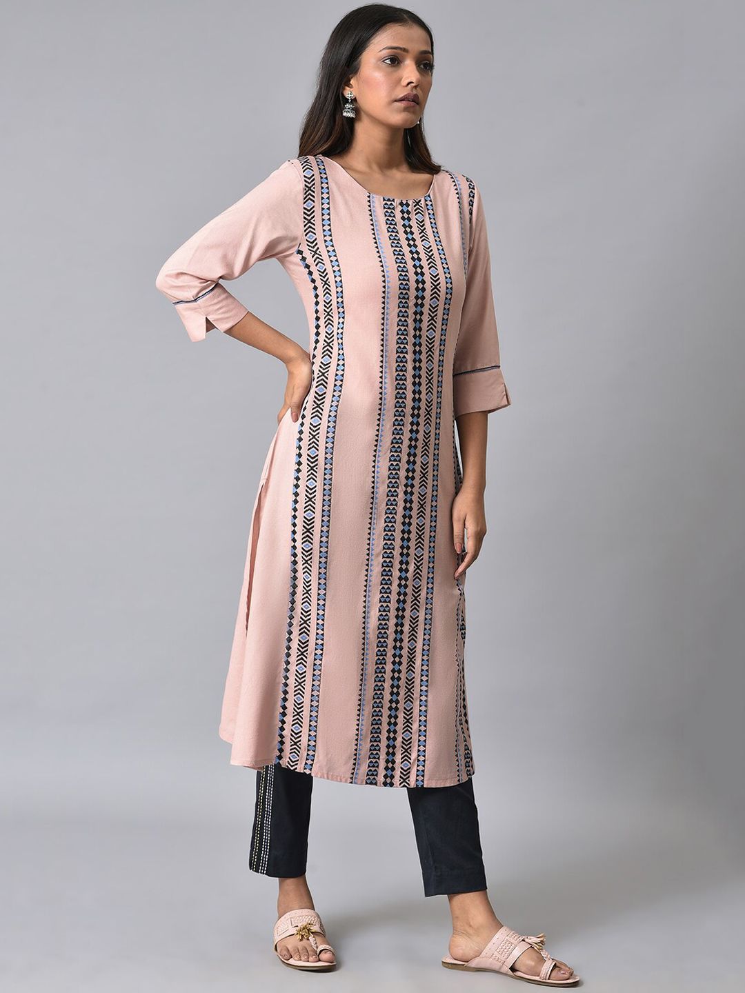 W Geometric Printed Kurta With Trousers