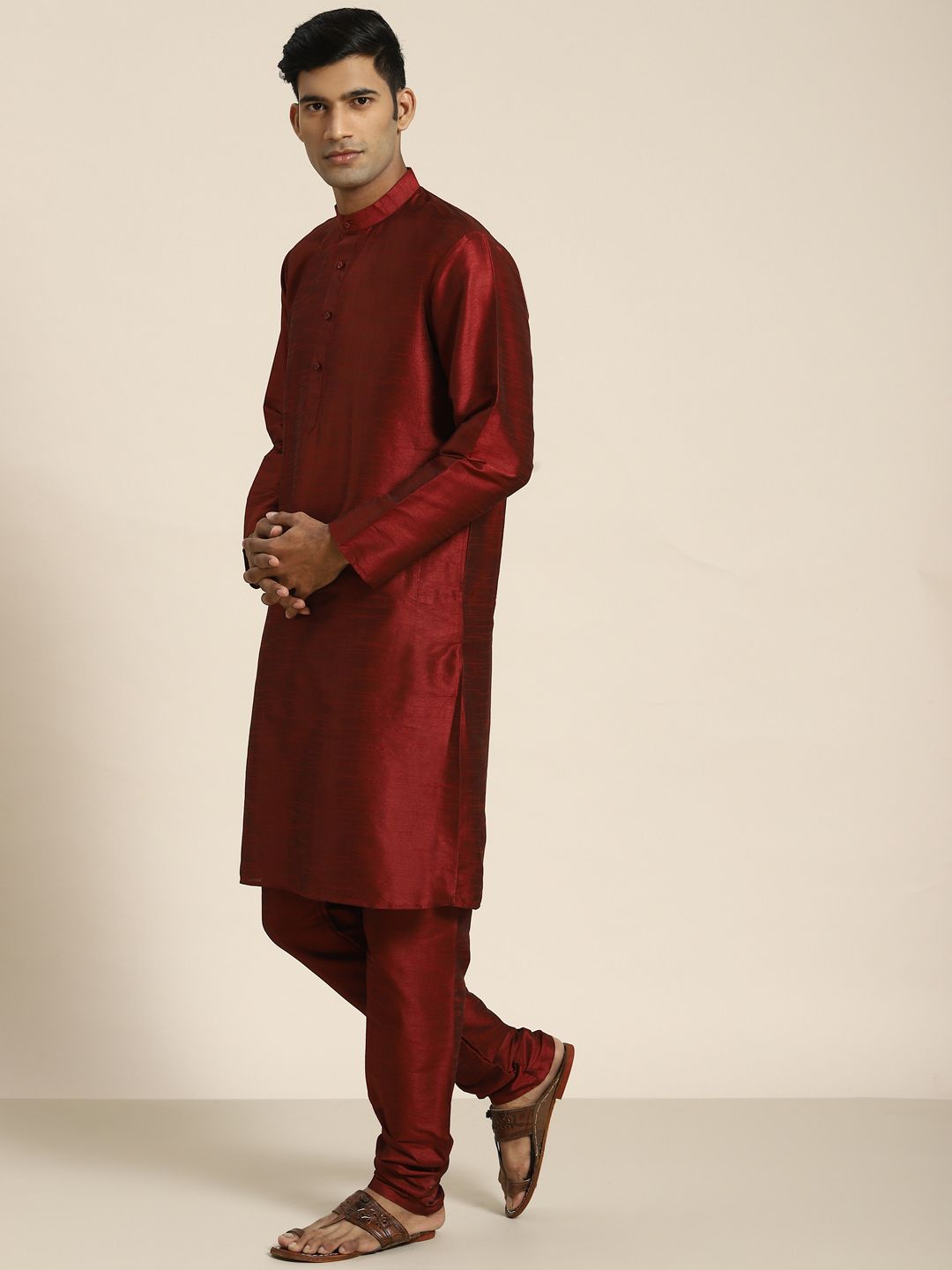 SOJANYA Men Maroon Kurta dengan Churidar dengan Jaket Nehru
