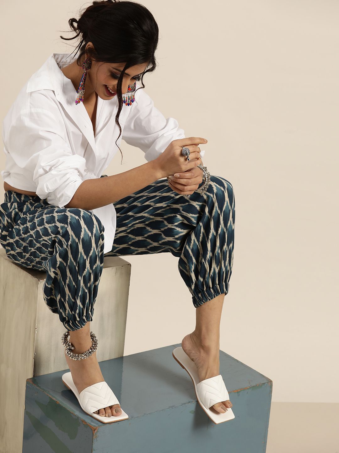 Shae by SASSAFRAS Women Blue & Cream-Coloured Regular Fit Ikat Printed Joggers