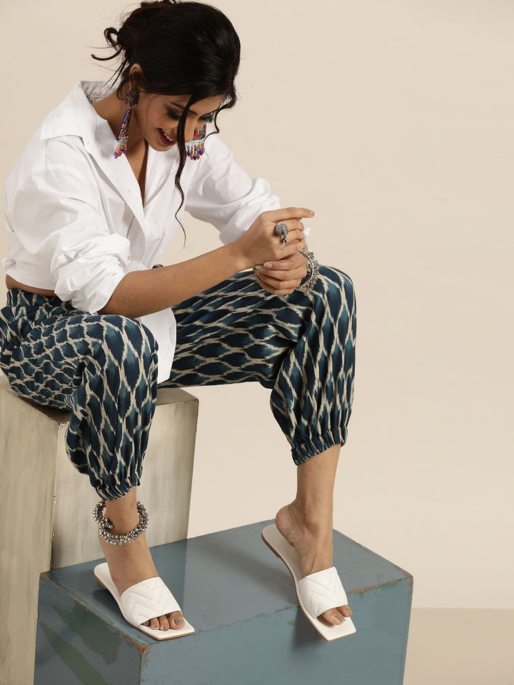 Shae by SASSAFRAS Women Blue & Cream-Coloured Regular Fit Ikat Printed Joggers