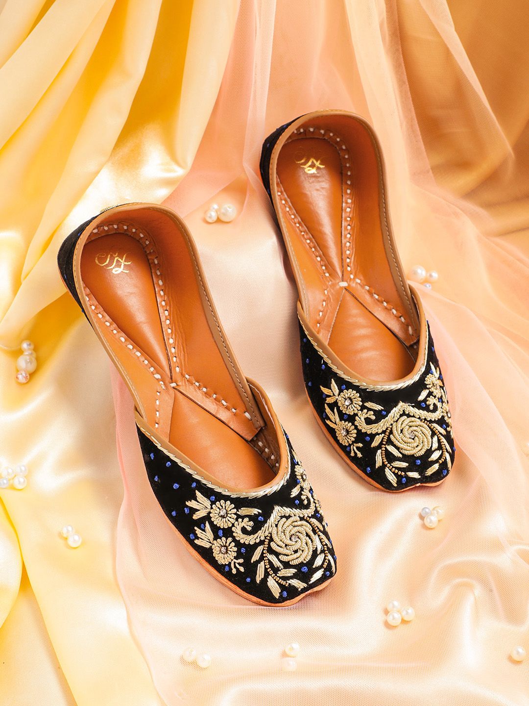 House of Pataudi Women Floral Embroidered Mojaris