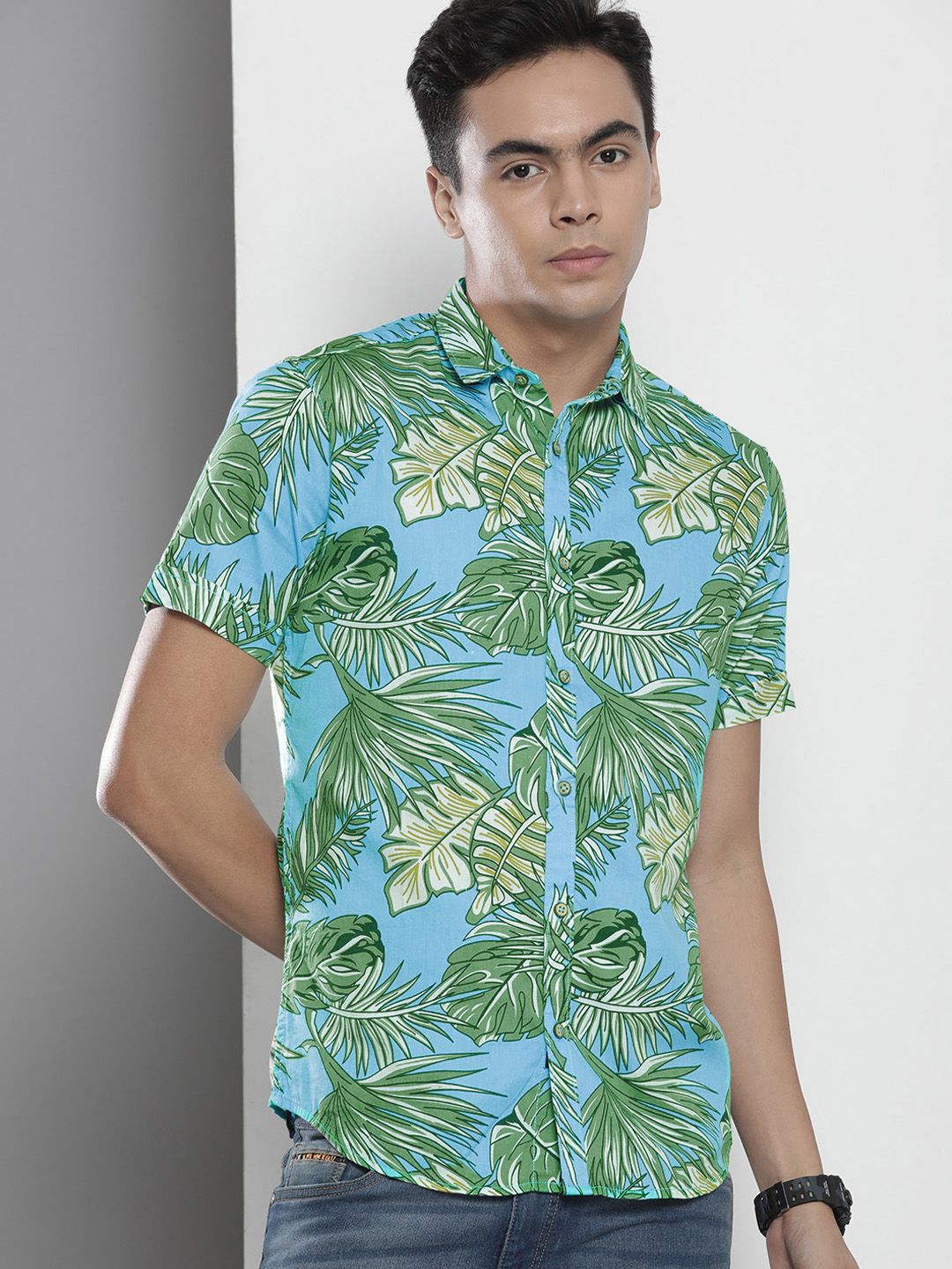 The Indian Garage Co Men Slim Fit Floral Print Resortwear Shirt